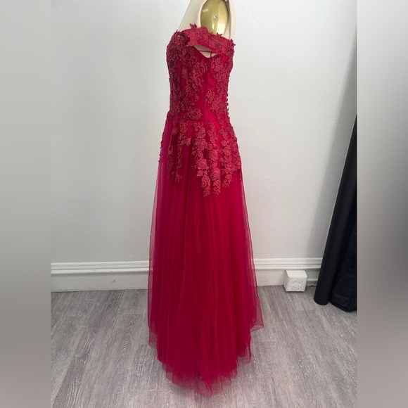 Brand new prom dress with padding - Picture 4 of 8